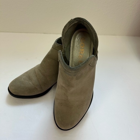 Sorel/ Women's/ Sorel Lolla Cut Out Bootie/ oatmeal flax / size 6.5 - Picture 4 of 10